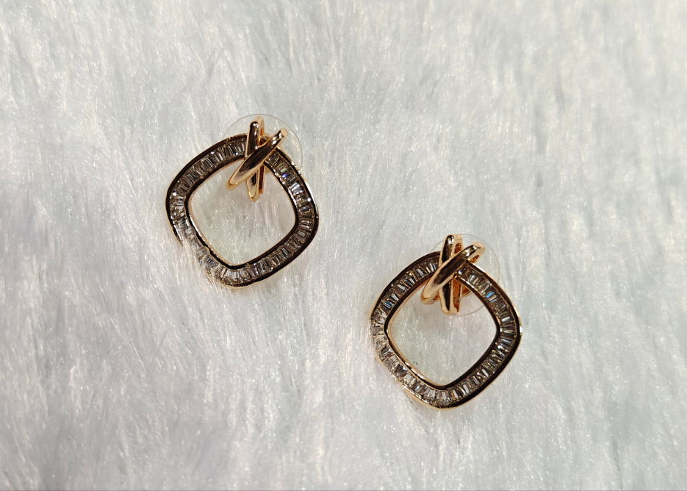 Elegant Geometric Diamond-Cut Earrings