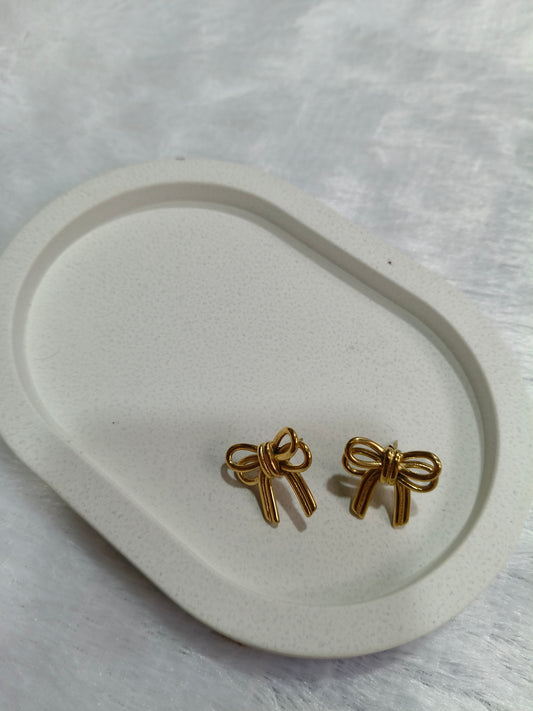 Classic Gold Bow Earrings – Elegant & Timeless Design