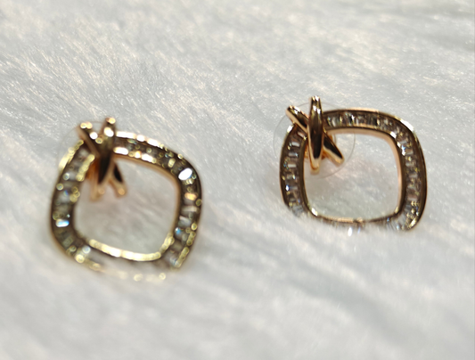 Elegant Geometric Diamond-Cut Earrings