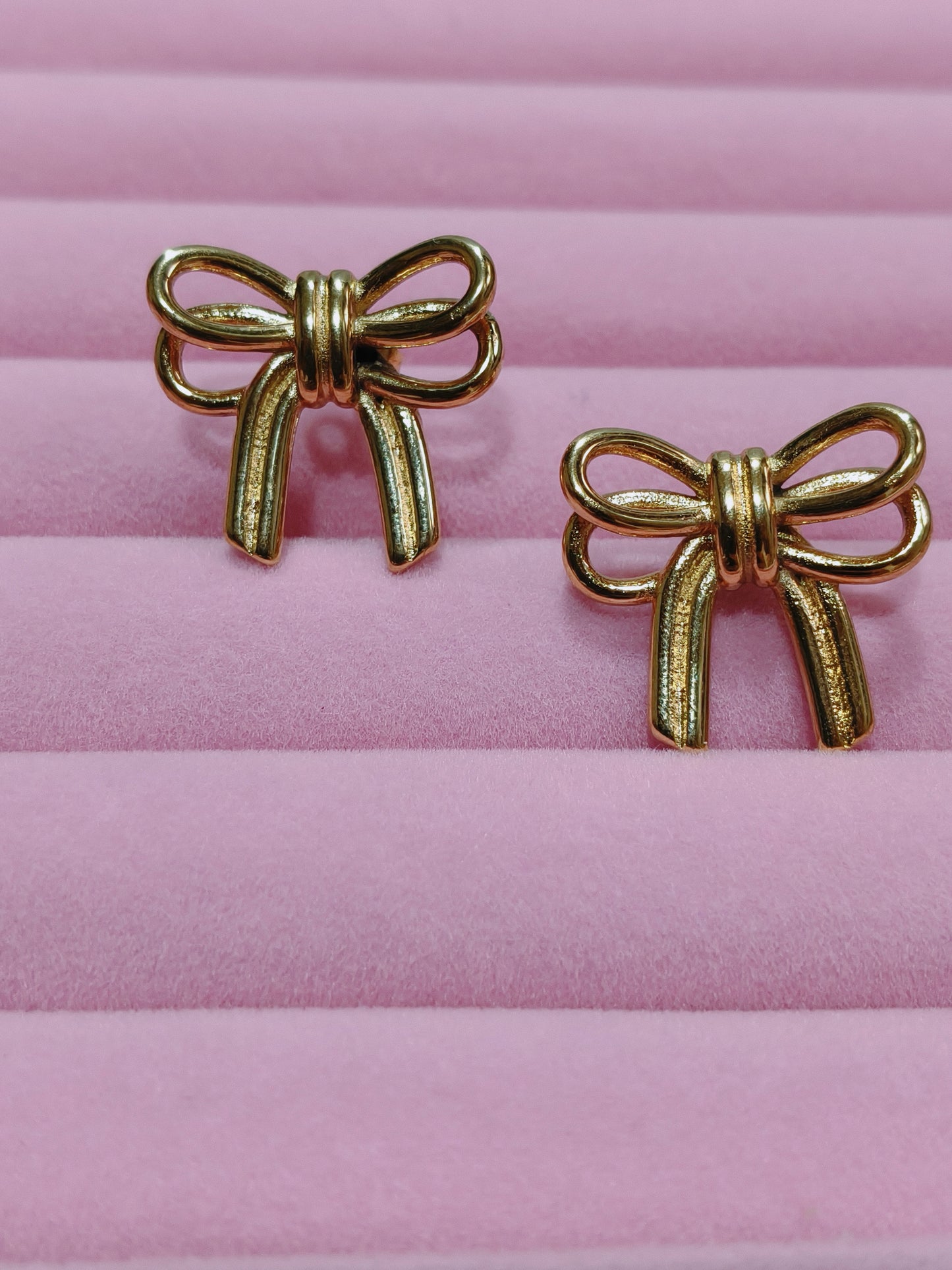 Classic Gold Bow Earrings – Elegant & Timeless Design